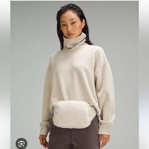Lululemon Everywhere Belt Bag Fleece Large 2L NWT ONE SIZE (White Opal Gold)